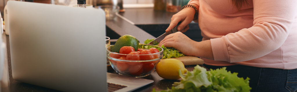 mujer cortando verduras